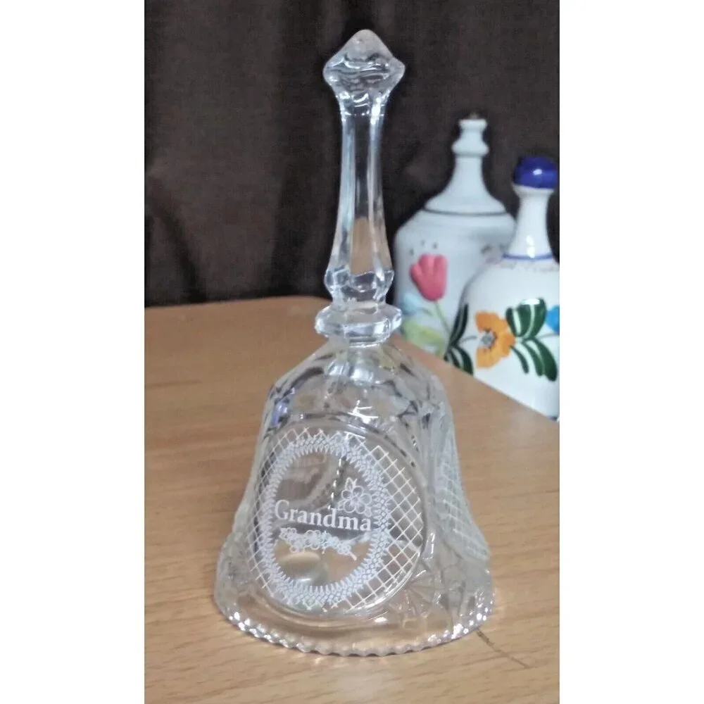 1994 Artmark Chicago Crystal Glass Bell Grandma Fills The World With Love 5.5